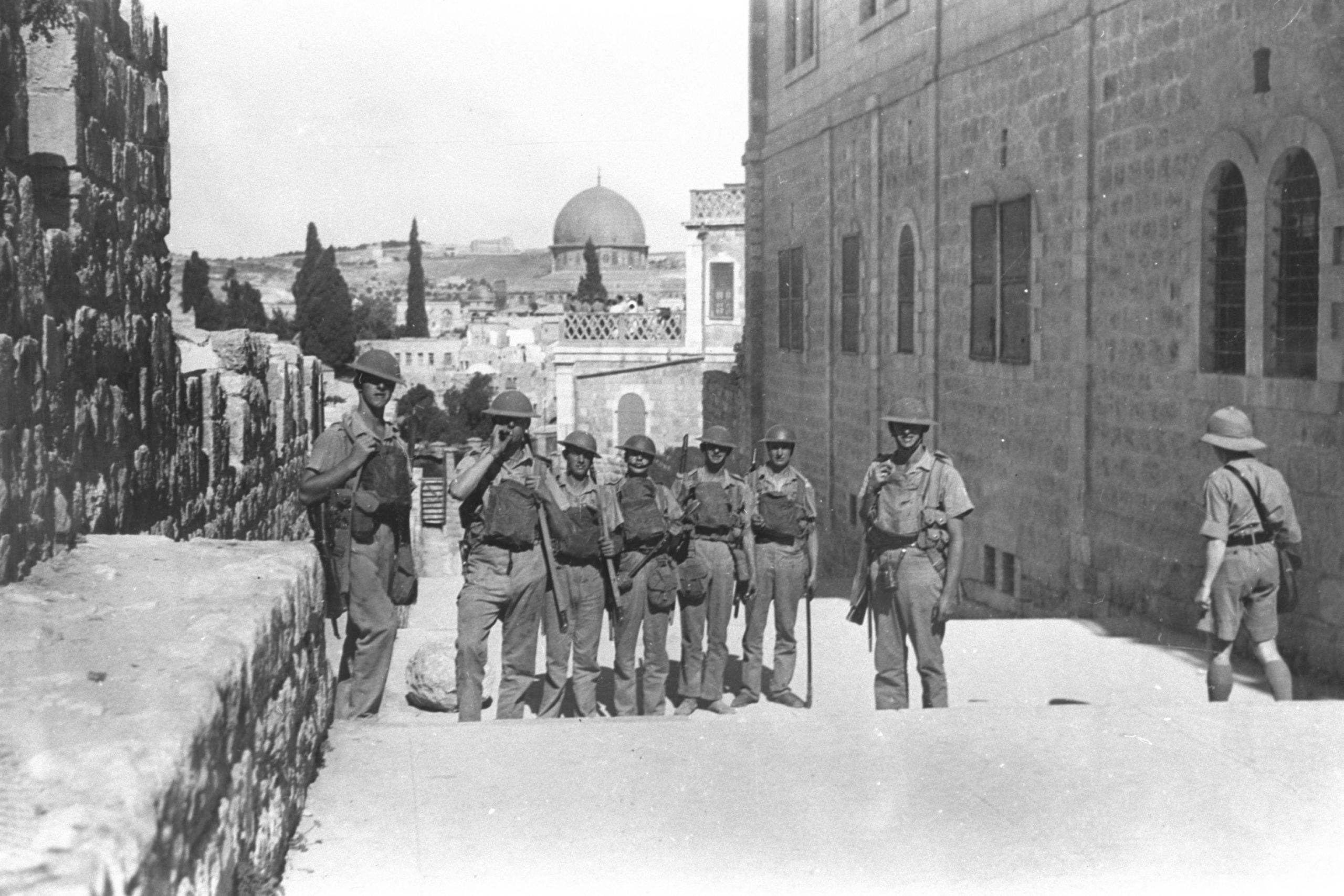 BRITISH_SOLDIERS_IN_THE_JEWISH_QUARTER_OF_THE_OLD_CITY_OF_JERUSALEM_WITH_THE_DOME_OF_THE_ROCK_IN_THE_BACKGROUND_DURING_THE_BRITISH_MANDATE_IN_THE_LANDD222-024