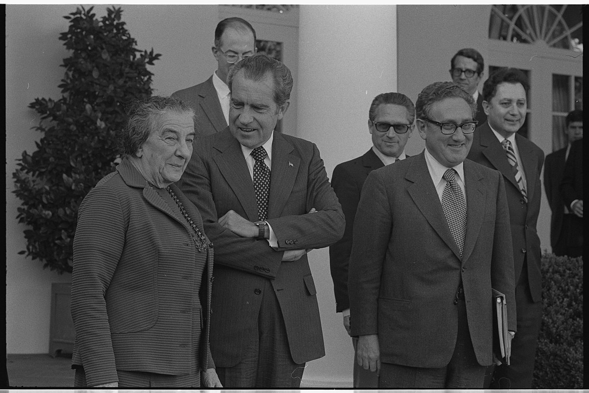 1200px-Israeli_Prime_Minister_Golda_Meir_standing_with_president_Richard_Nixon_and_Henry_Kissinger