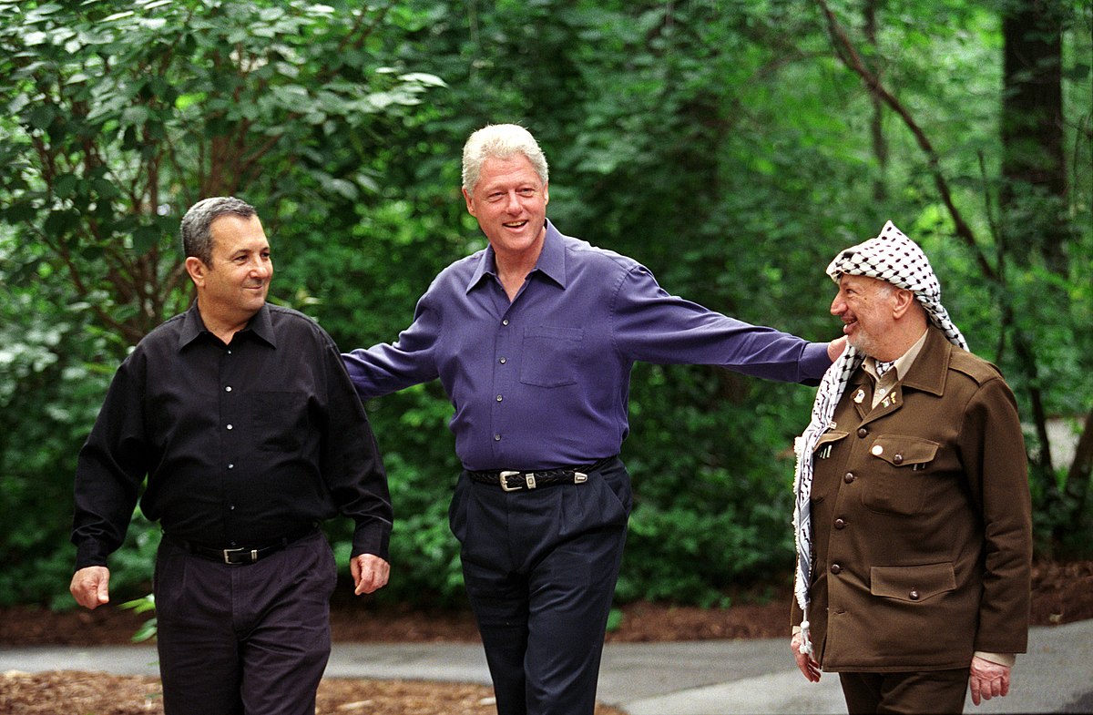 1200px-President_Bill_Clinton_walks_with_Prime_Minister_Ehud_Barak_of_Israel_and_Yasser_Arafat_of_the_Palestinian_Authority